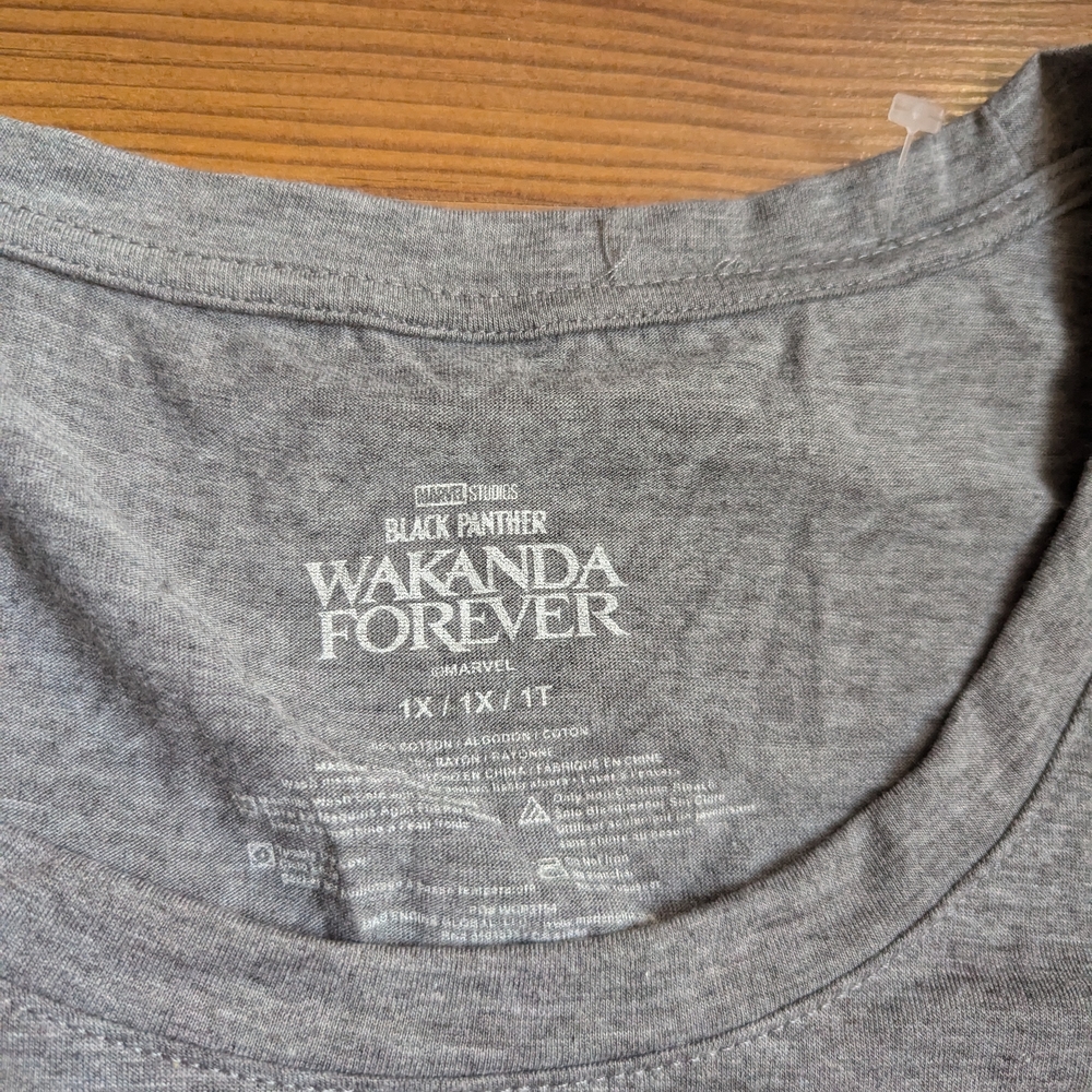 NWOT Gray Marvel Wakanda Forever Women's T-Shirt - Picture 3 of 3